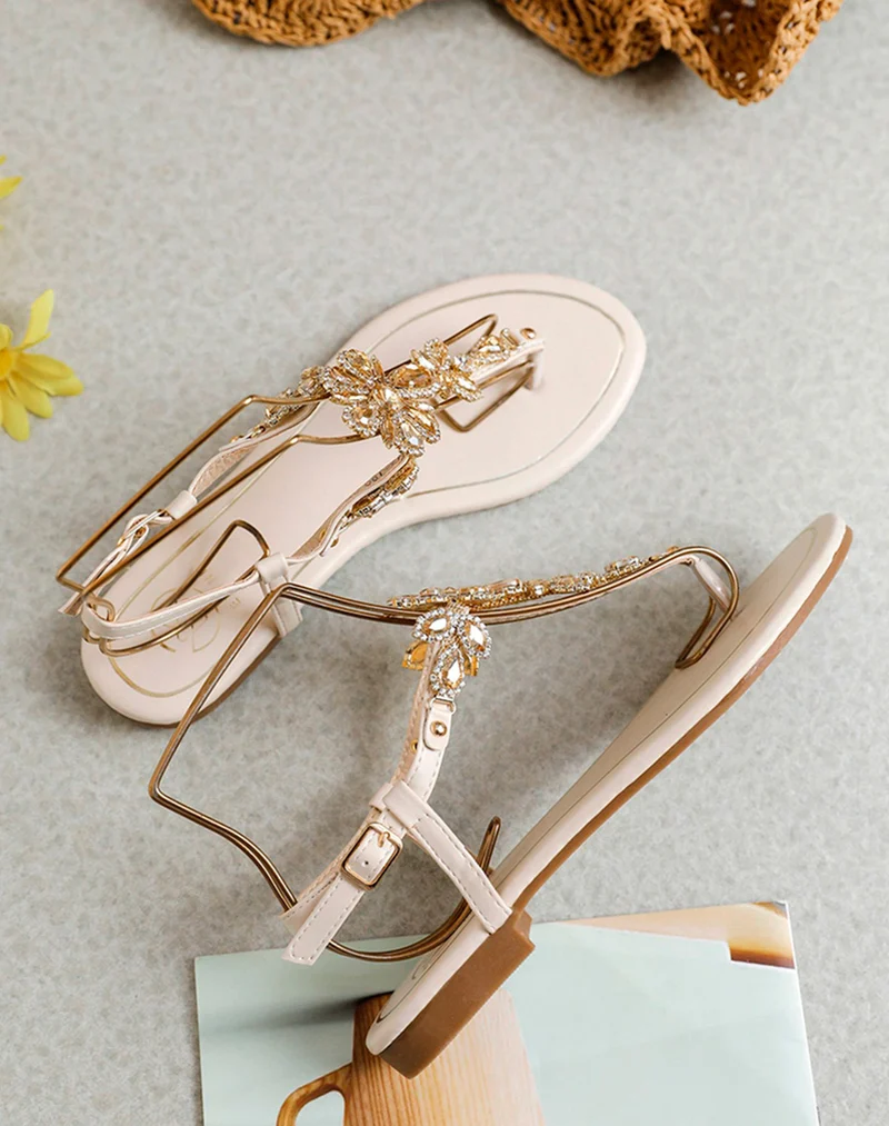 Nu-pieds beiges à multiples bijoux brillants beiges et dorés