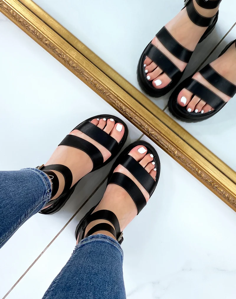 Sandales noires à petit talon et multiples brides épaisses