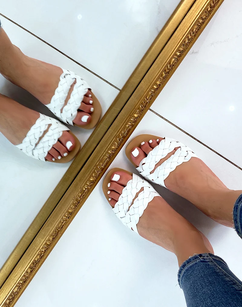 Mules blanches à doubles brides tressées