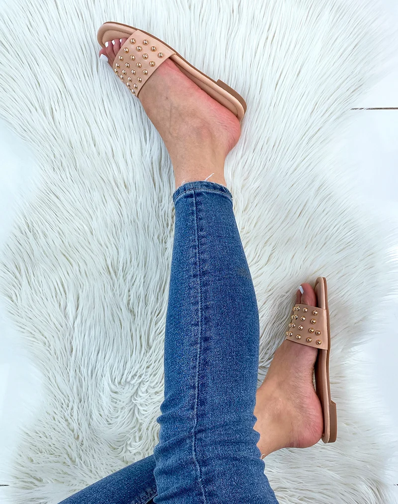 Mules plates beiges cloutées