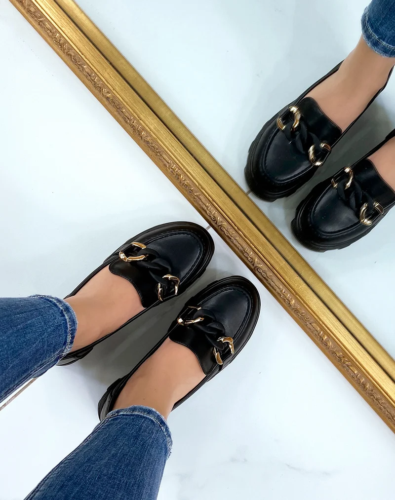 Mocassins noirs à chaîne dorée et matte