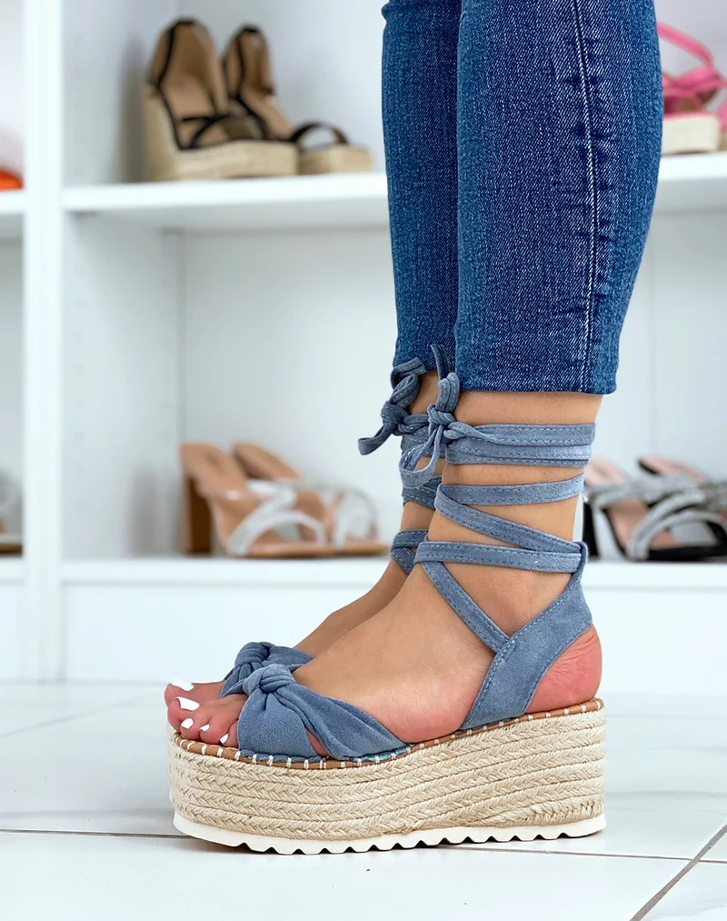 Sandales compensées bleues en suédine à lacets