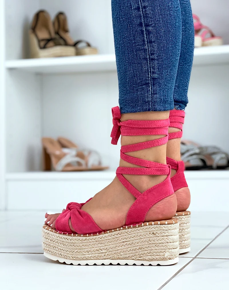 Sandales compensées rose fushia en suédine à lacets