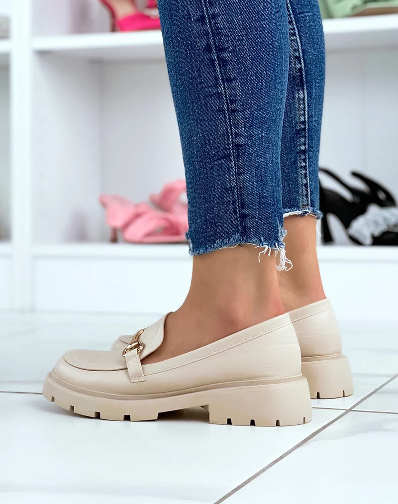 Mocassins beiges à semelle épaisse et crantée