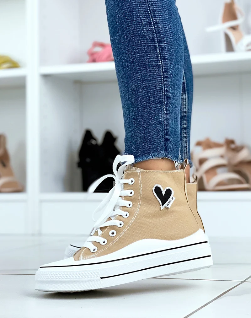 Baskets montantes beiges avec un coeur brodé
