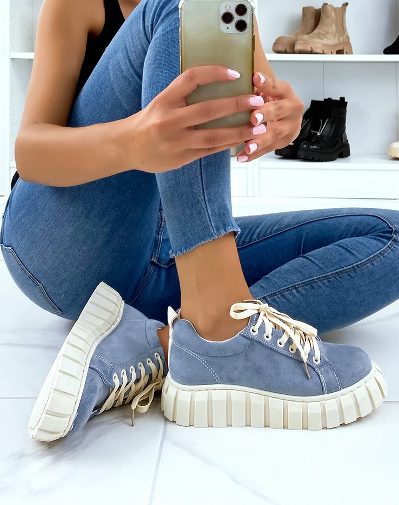 Baskets en suédine bleu jean à lacets et semelle beige