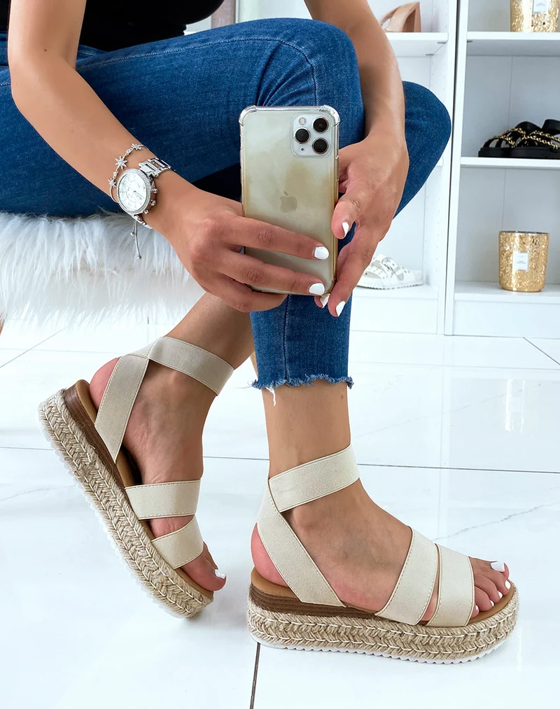 Sandales beiges à multiples brides et semelle en jute