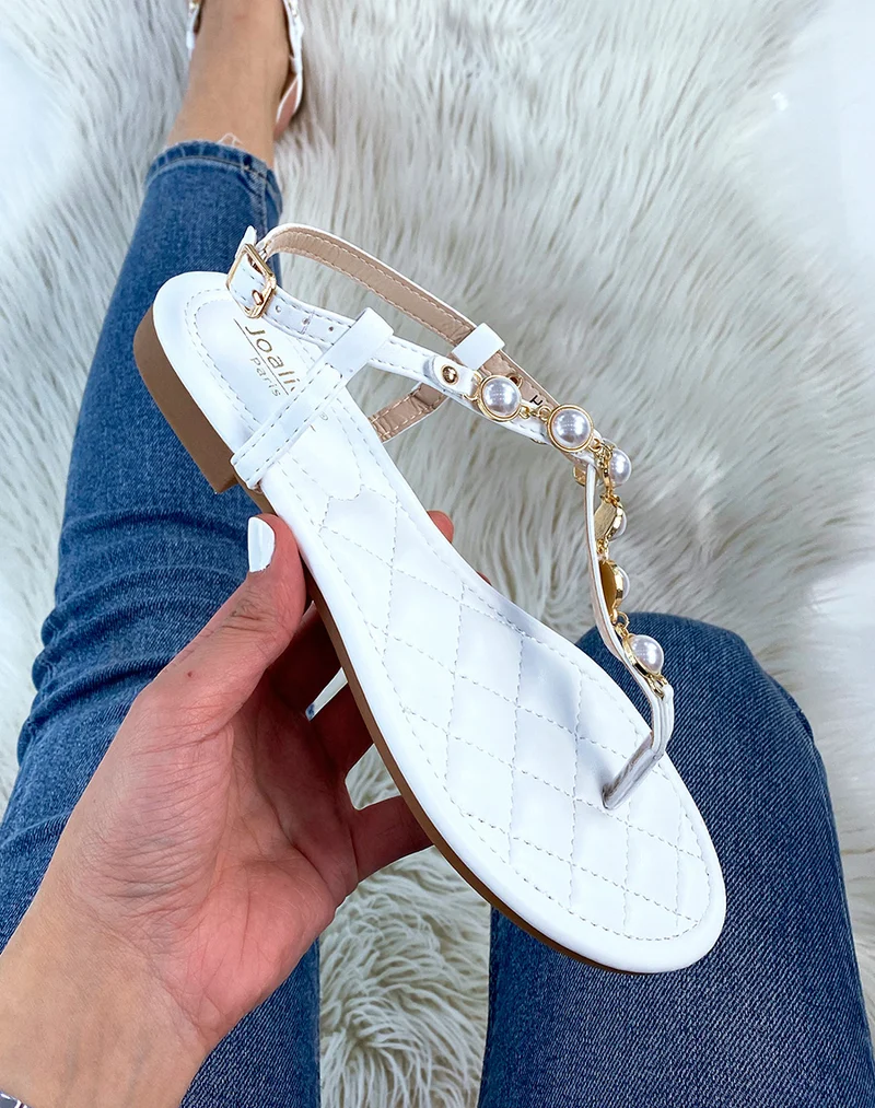 Nu-pieds blancs ornés de perles blanches