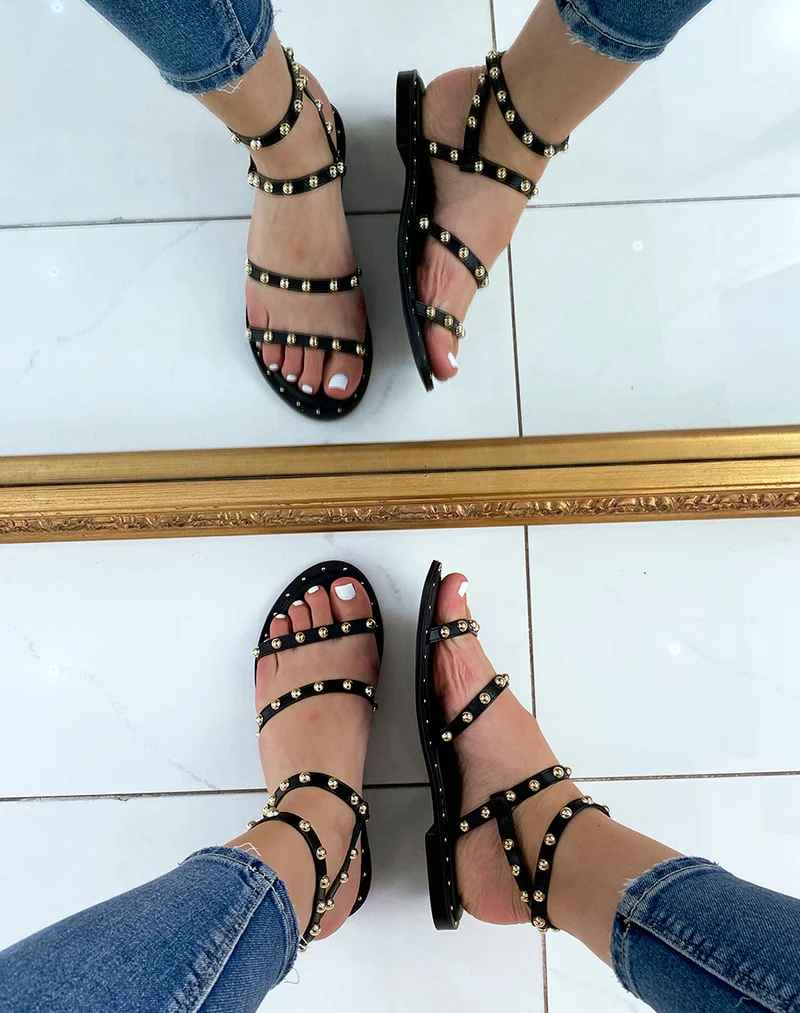 Nu-pieds noirs à multiples brides cloutées