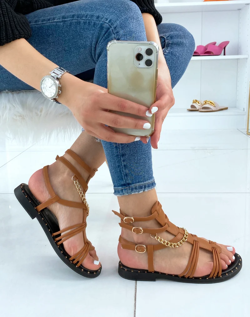 Nu-pieds camel style spartiate avec chaîne dorée