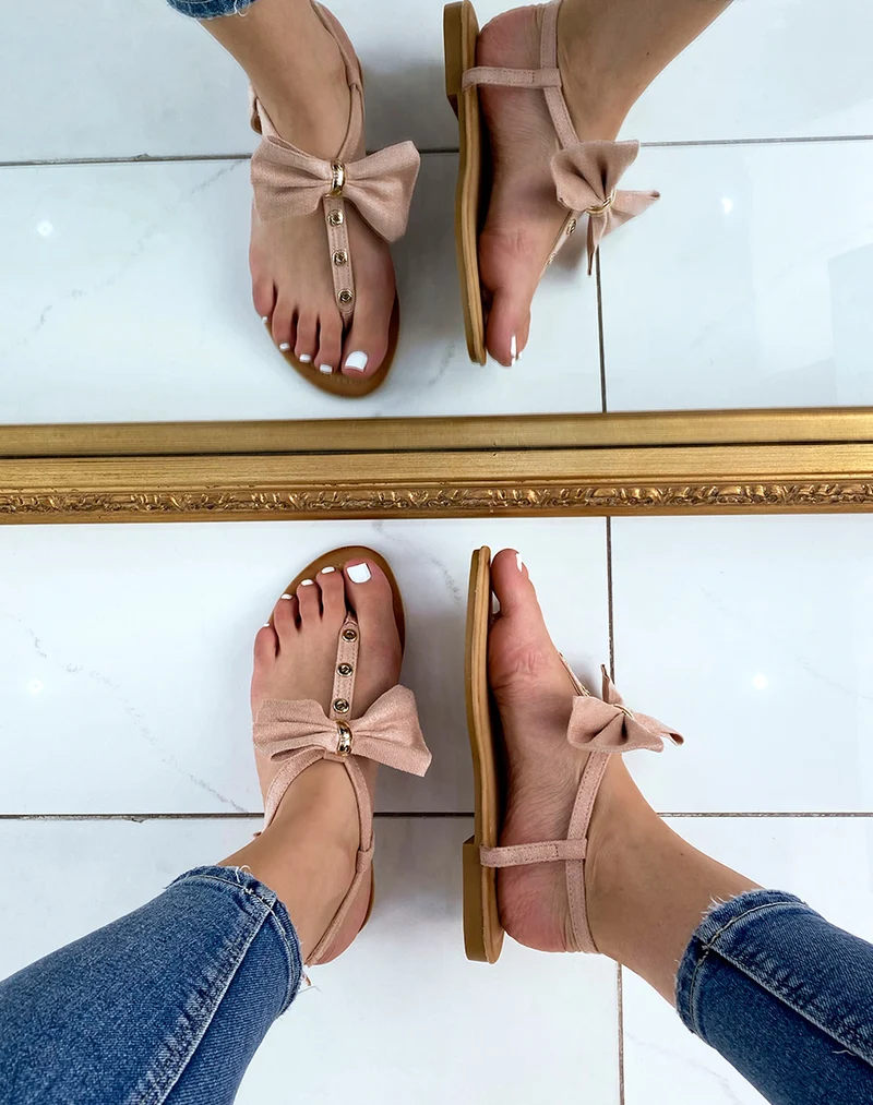 Nu-pieds roses à nœud et détails dorés