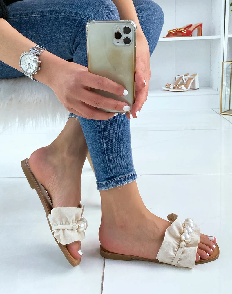 Mules en suédine beige à grosses perles