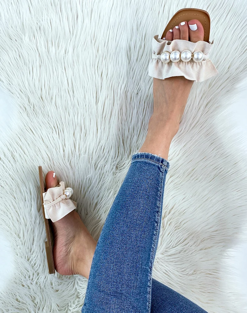 Mules en suédine beige à grosses perles