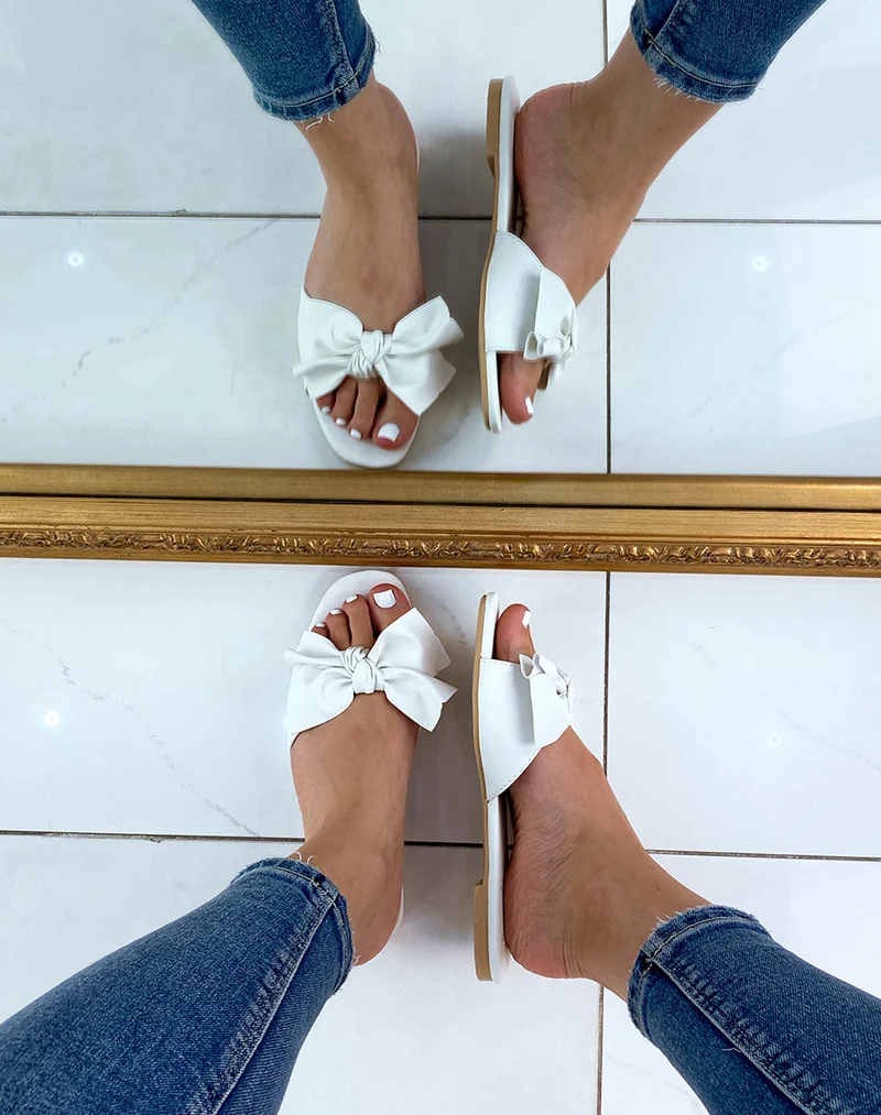 Mules blanches à nœud