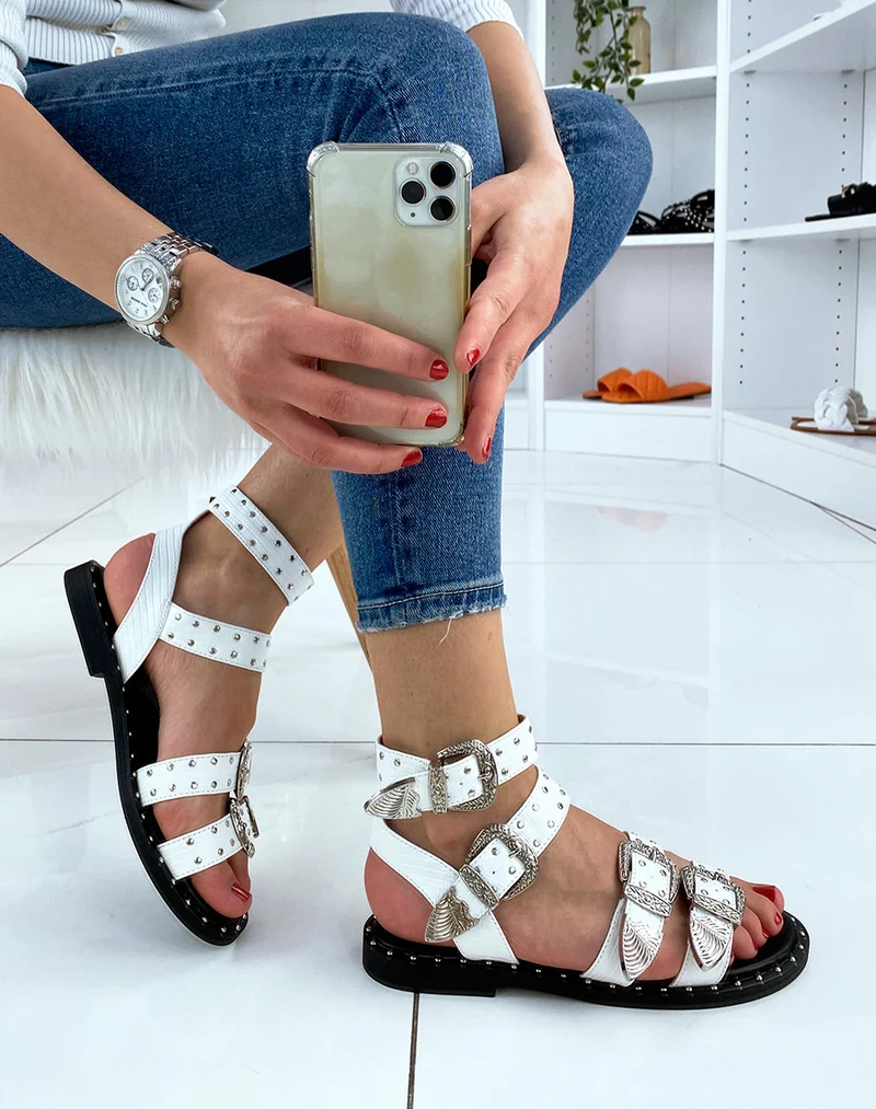 Sandales blanches à multiples brides ajustables cloutées