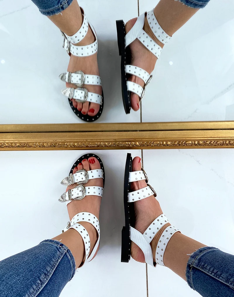 Sandales blanches à multiples brides ajustables cloutées