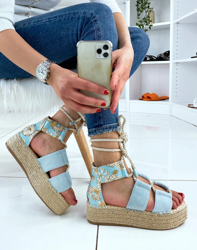 Compensées bleues à motifs asymétriques à lacet et semelle en toile de jute