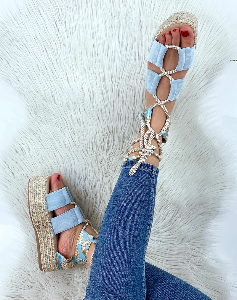 Compensées bleues à motifs asymétriques à lacet et semelle en toile de jute