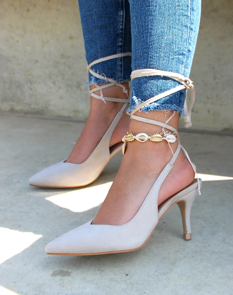 Escarpins beiges ouvert à l’arrière à longues lanières