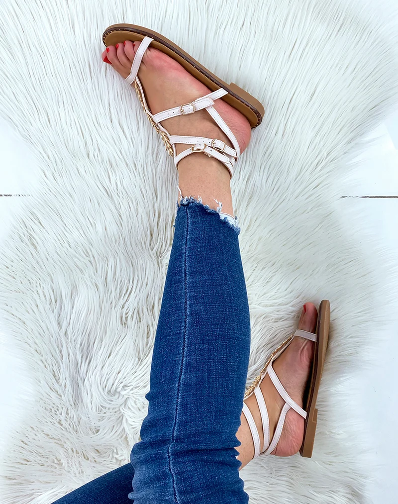 Nu-pieds beige avec détail en forme de feuille dorée