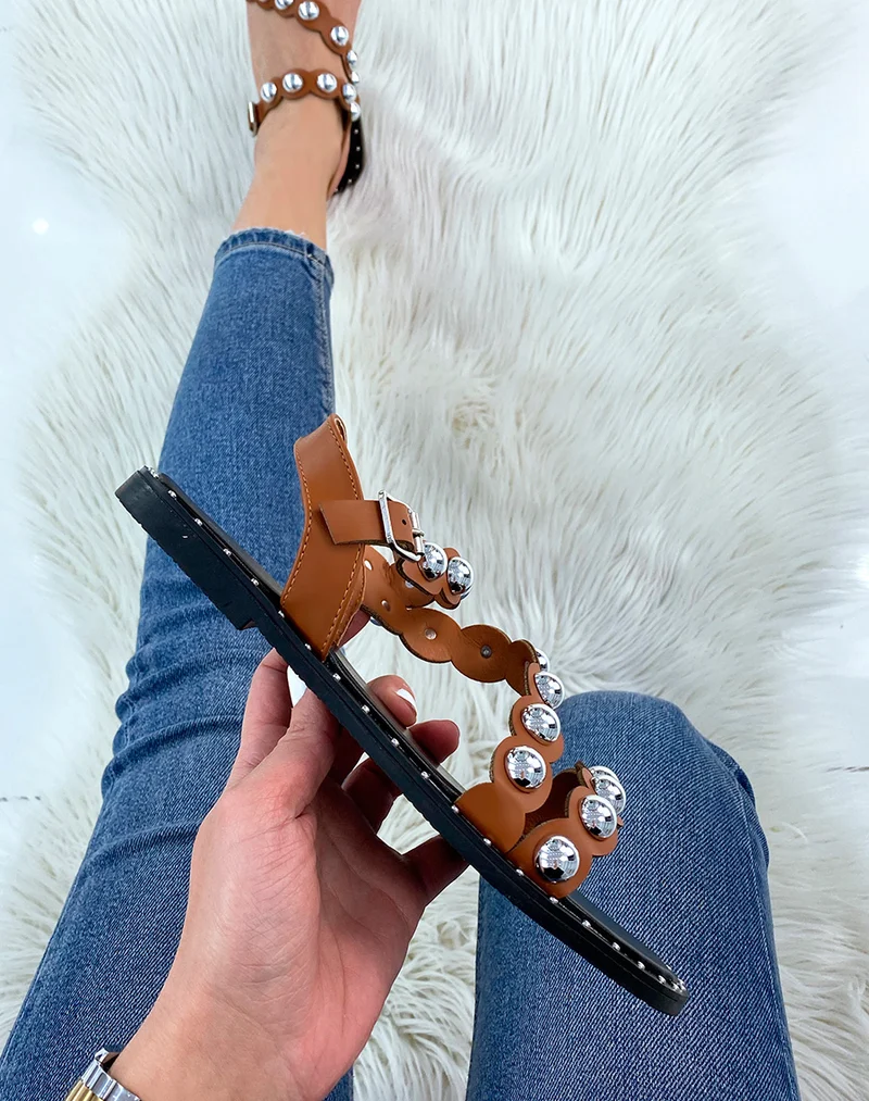 Nu-pieds camel à lanières arrondies et cloutées
