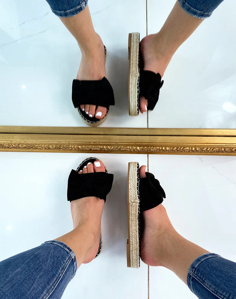 Mules plates en suédine noire en forme de nœud