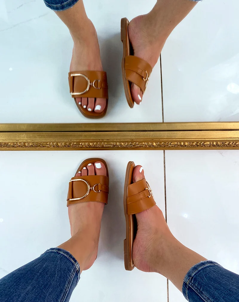 Mules camel à détail doré