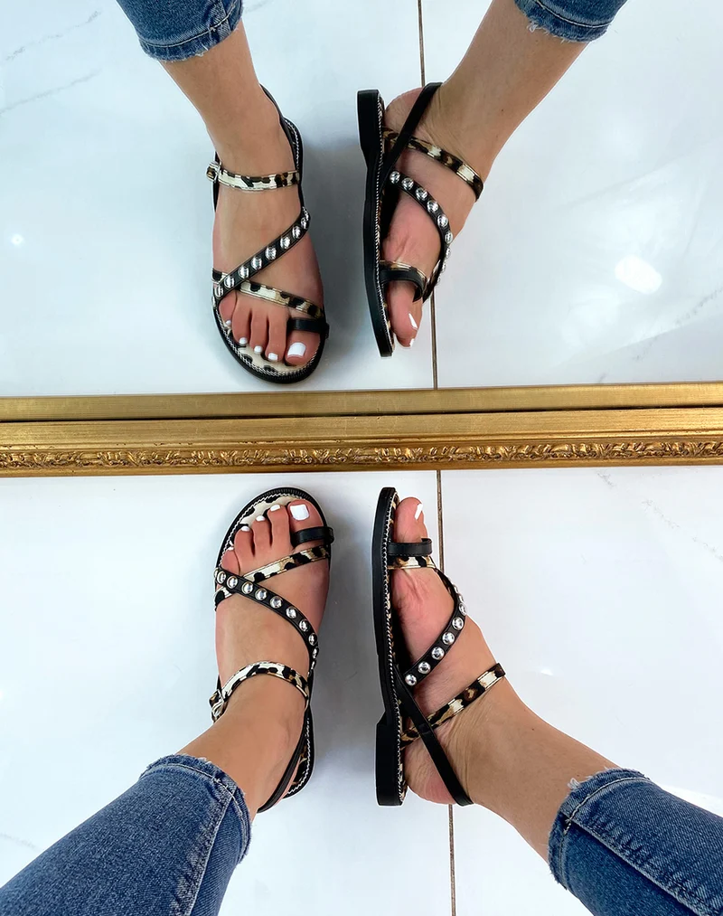 Nu-pieds noirs et léopard à détail clouté