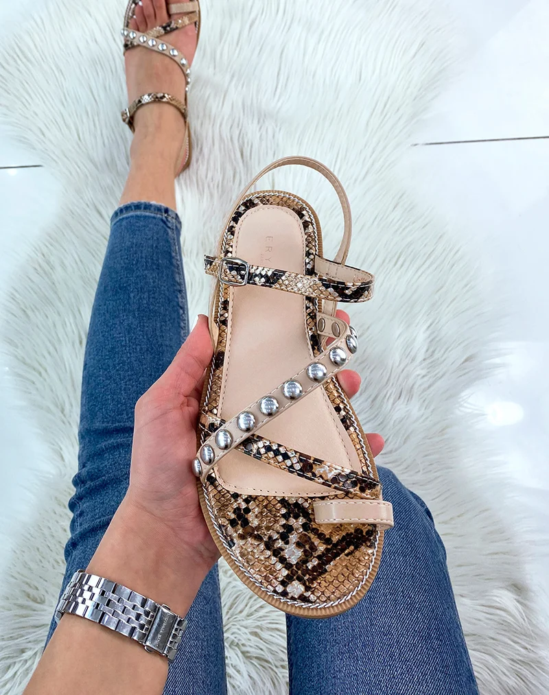 Nu-pieds camel à détail clouté