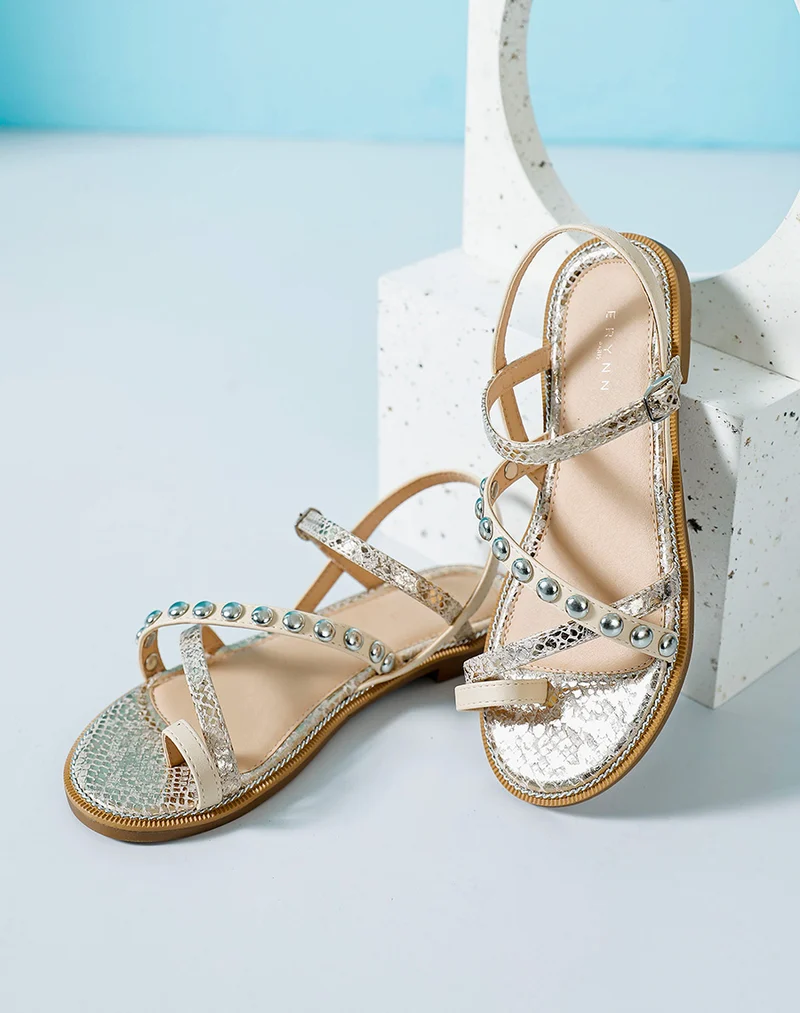 Nu-pieds beiges et dorés à détail clouté