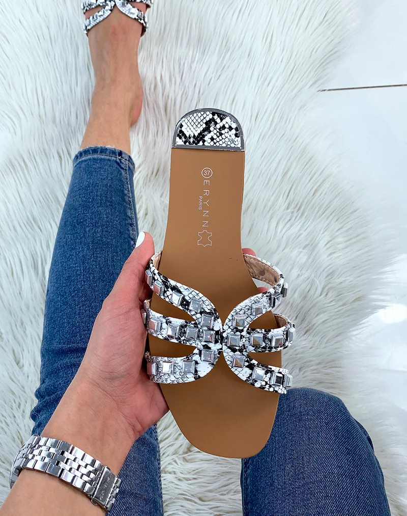 Mules effet snake à multiples brides ornées de clous