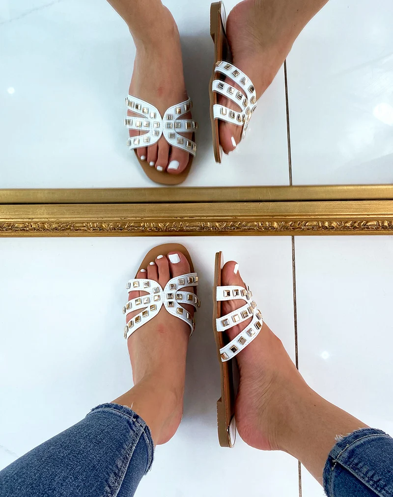 Mules blanches à multiples brides ornées de clous
