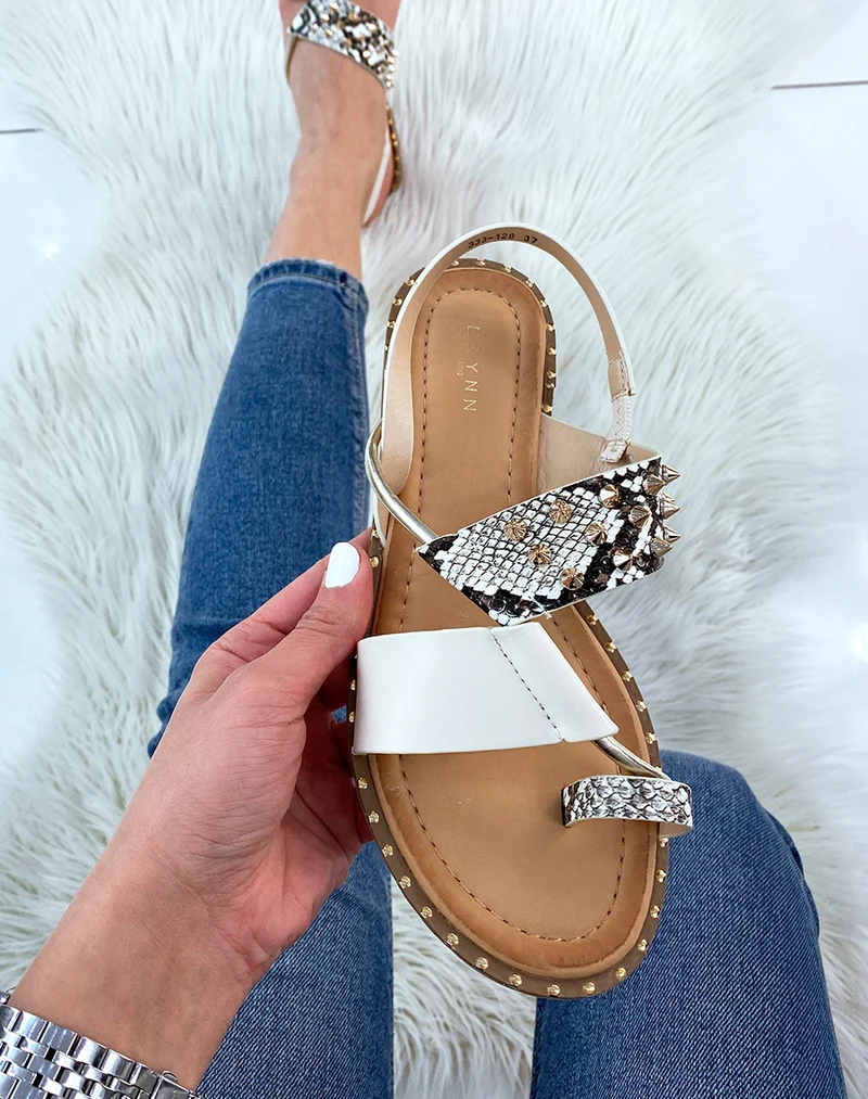 Nu-pieds beiges et effet snake ornés de clous