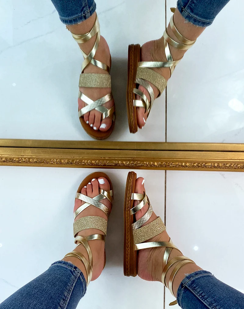 Nu-pieds dorés en cuir à brides entrecroisées