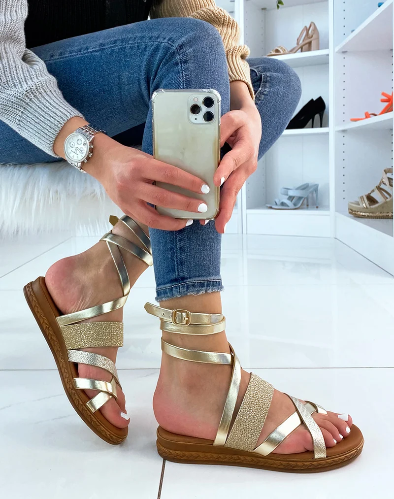 Nu-pieds dorés en cuir à brides entrecroisées
