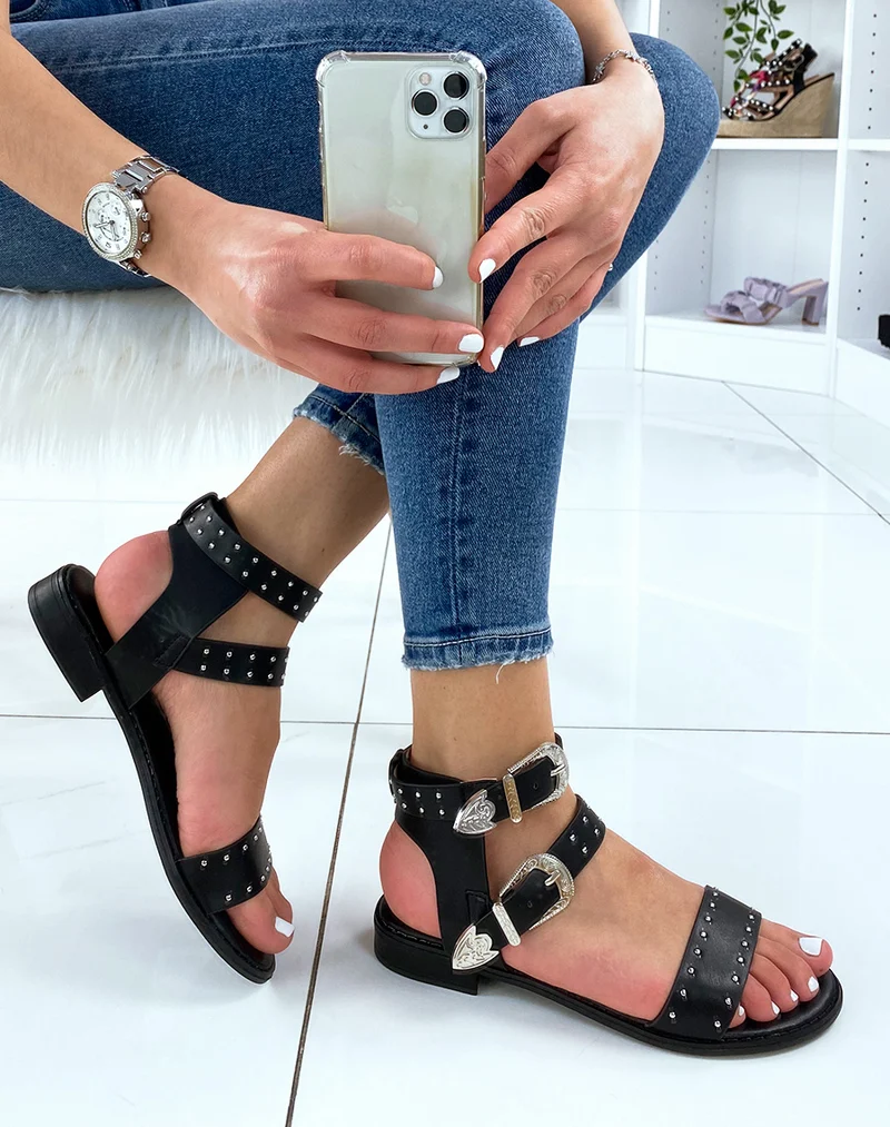 Nu-pieds noirs à détails cloutés