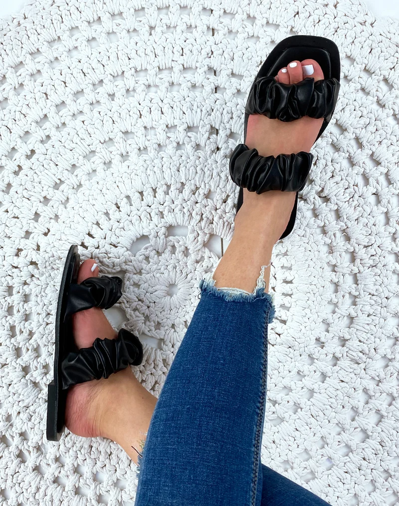 Sandales plates en simili cuir noires