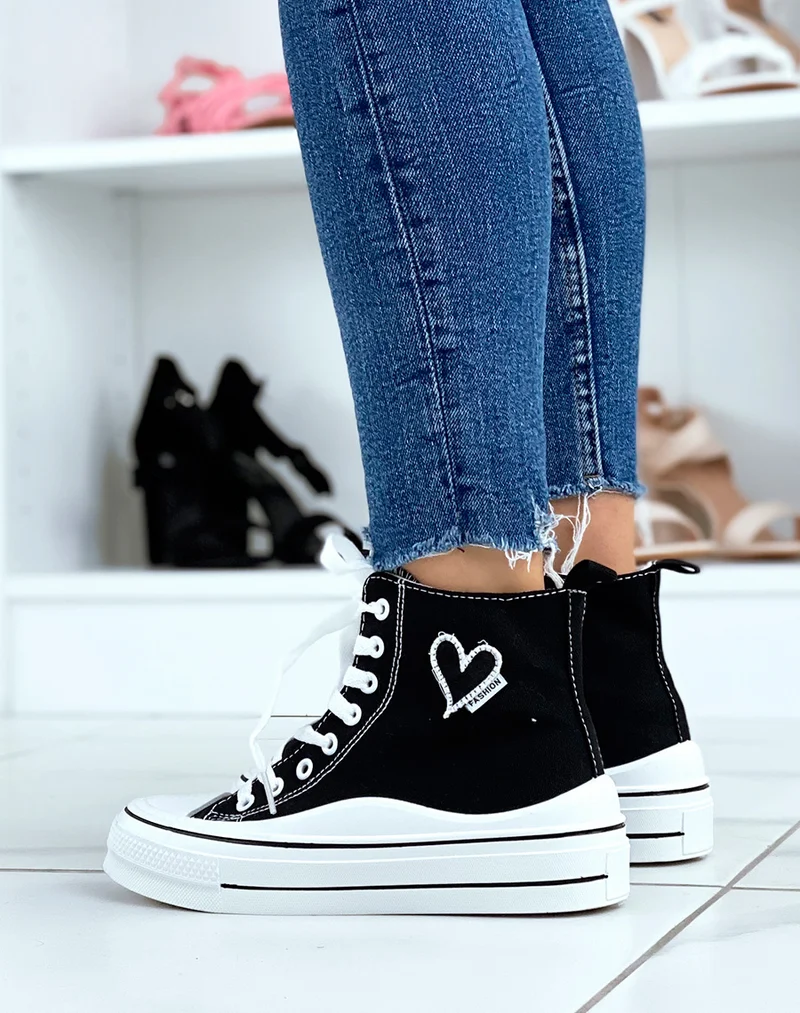 Baskets montantes noires avec un coeur brodé