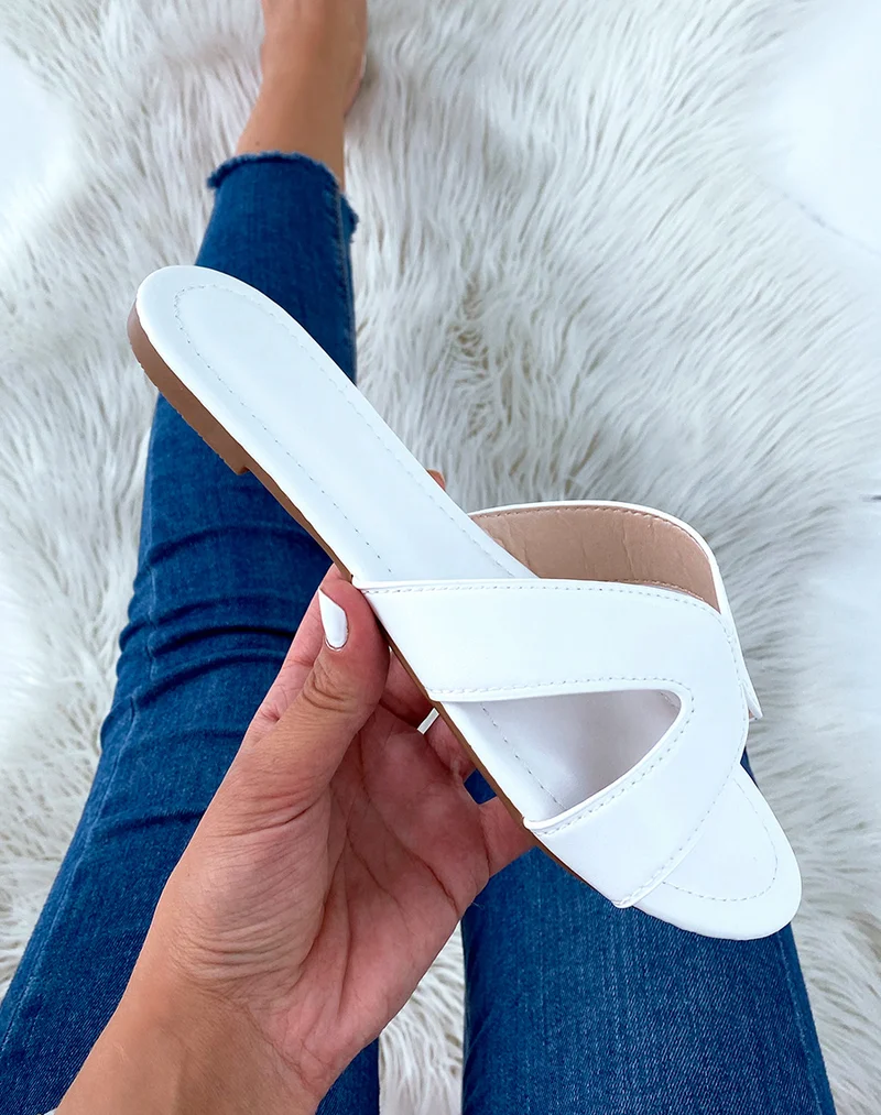 Mules plates blanches à brides croisées