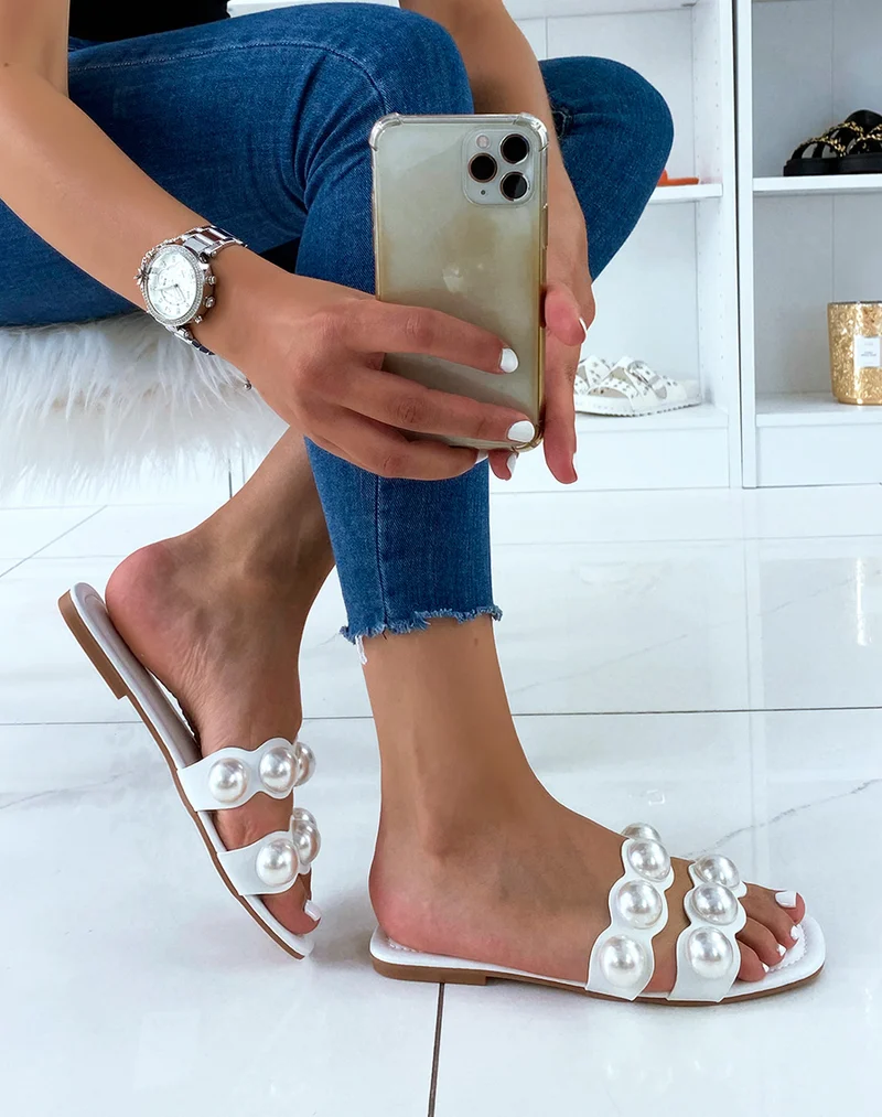 Mules plates blanches à double brides et perles blanches