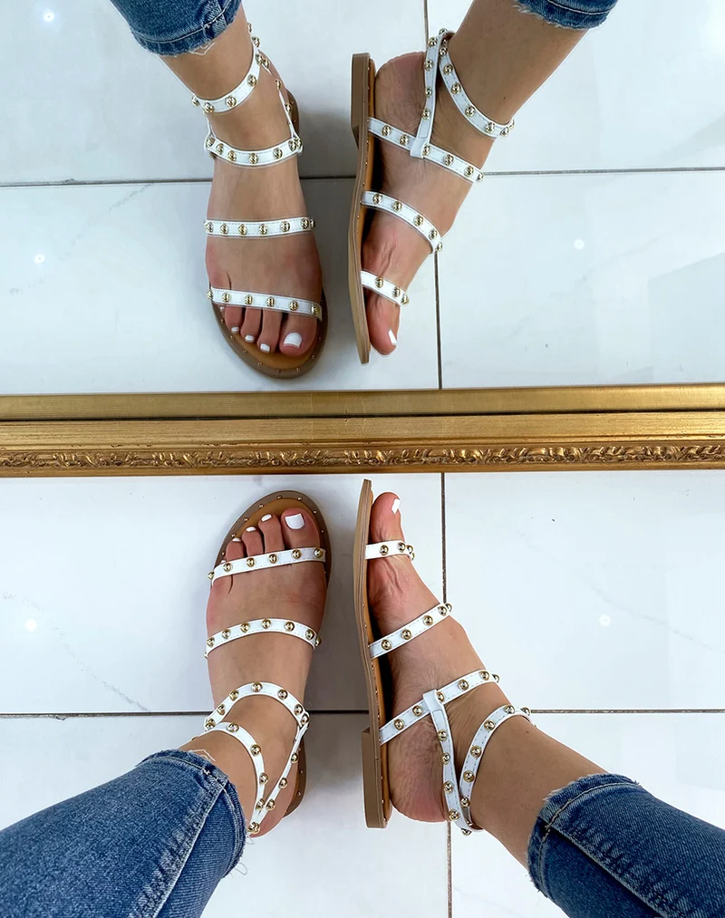 Nu-pieds blancs à multiples brides cloutées