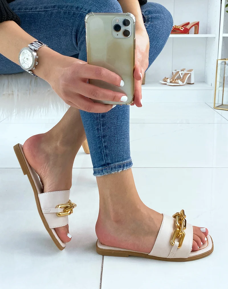 Mules beiges à chaîne dorée