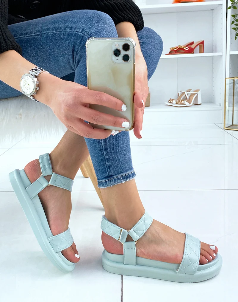 Sandales bleu pastel à doubles brides matelassées
