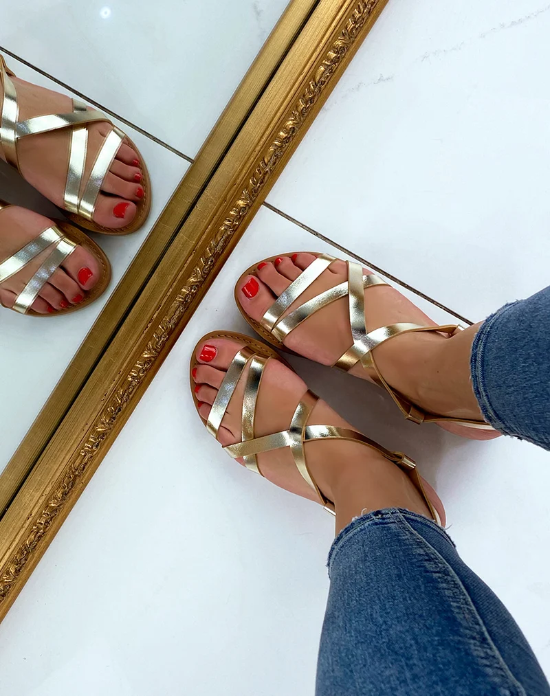Nu-pieds dorés à multiples brides fines