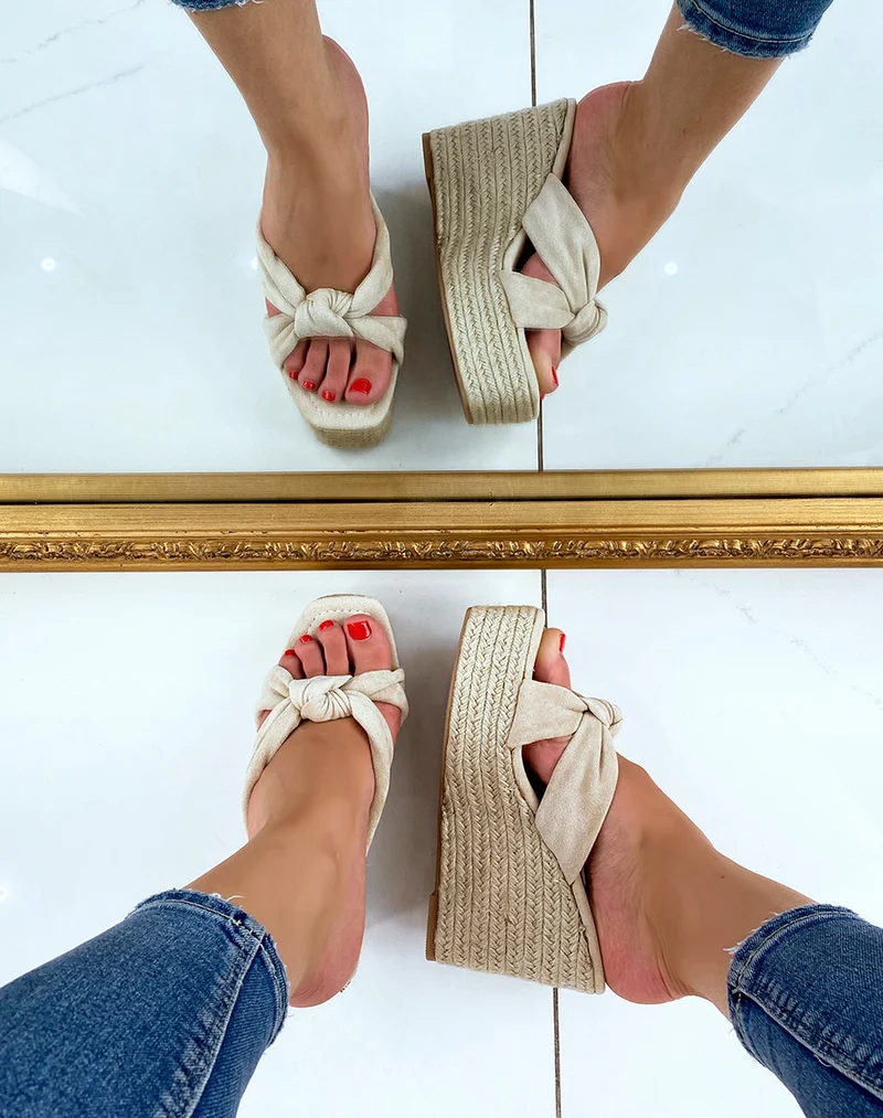 Compensées en suédine beige à brides entrecroisées