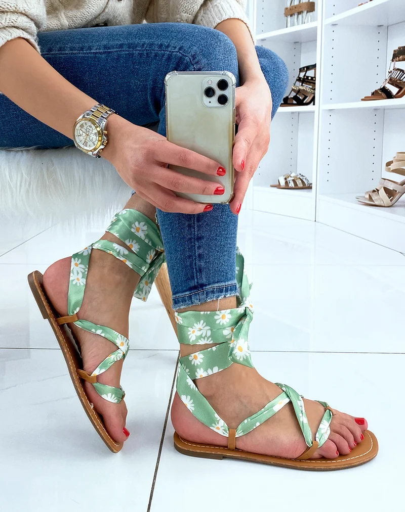 Nu-pieds verts à ruban et motif fleuri