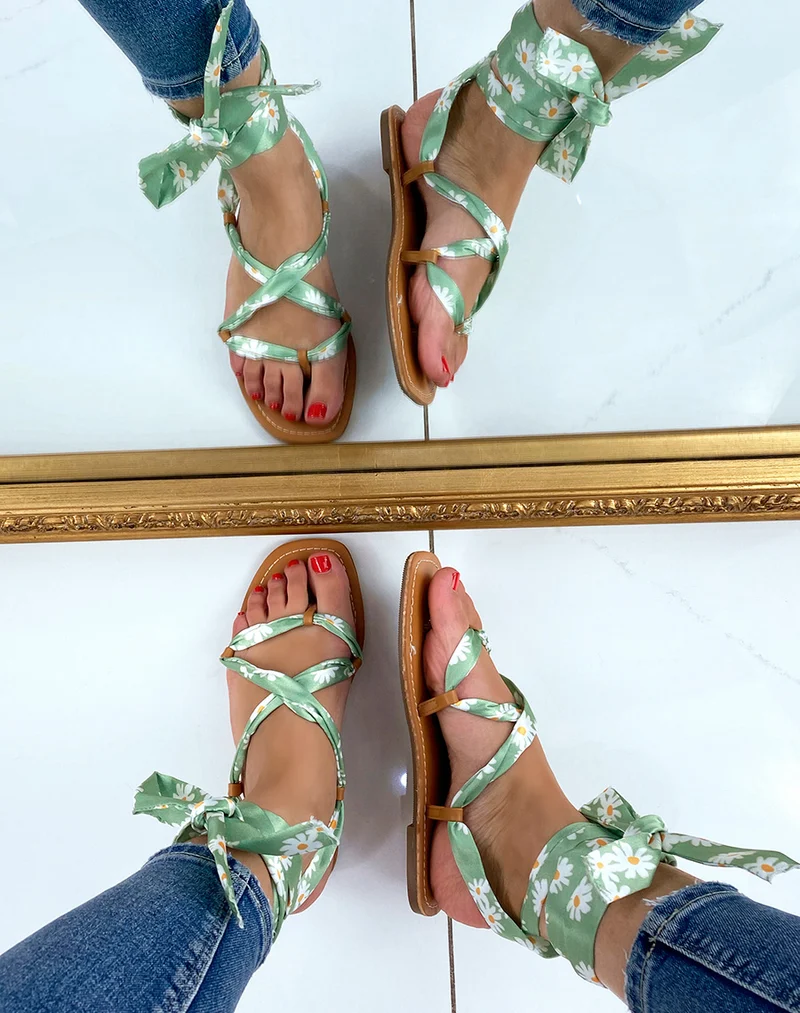 Nu-pieds verts à ruban et motif fleuri