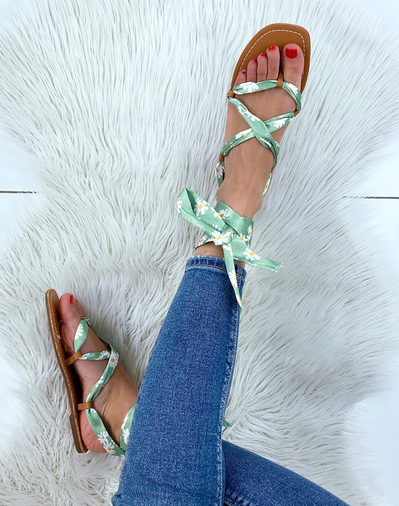Nu-pieds verts à ruban et motif fleuri
