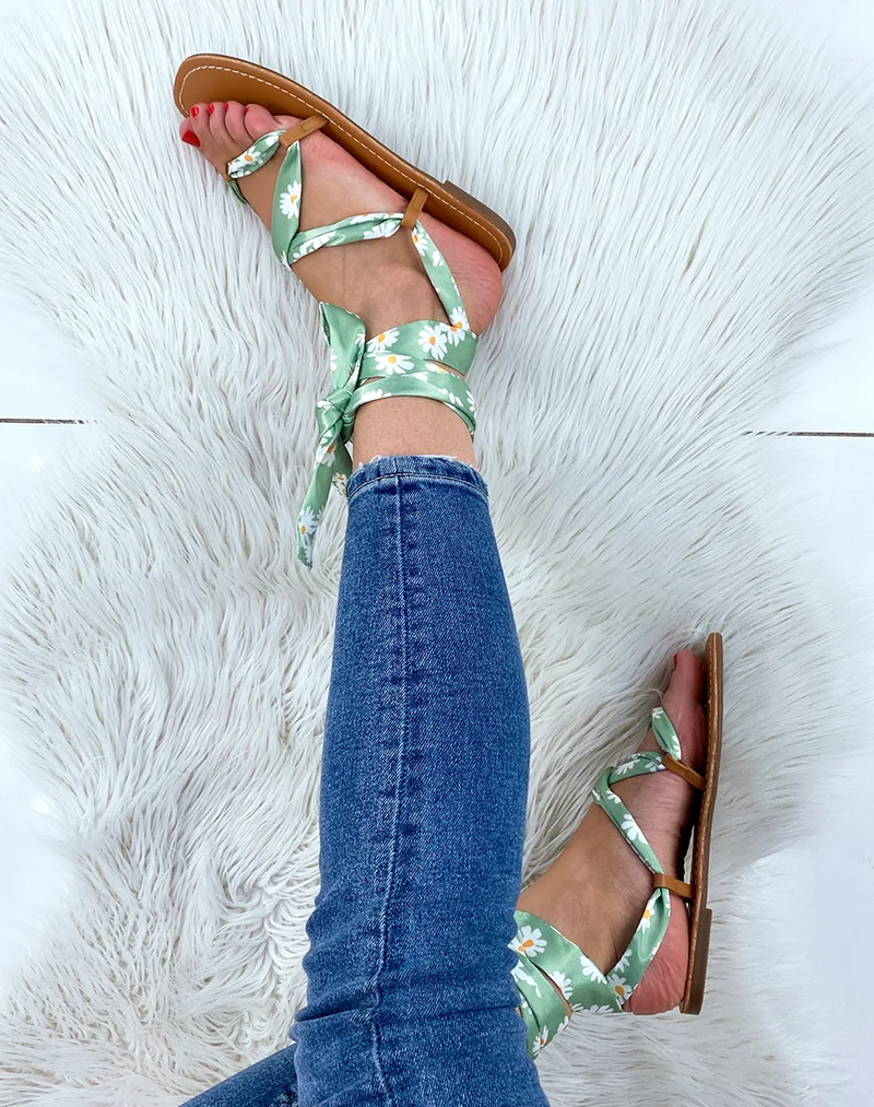 Nu-pieds verts à ruban et motif fleuri