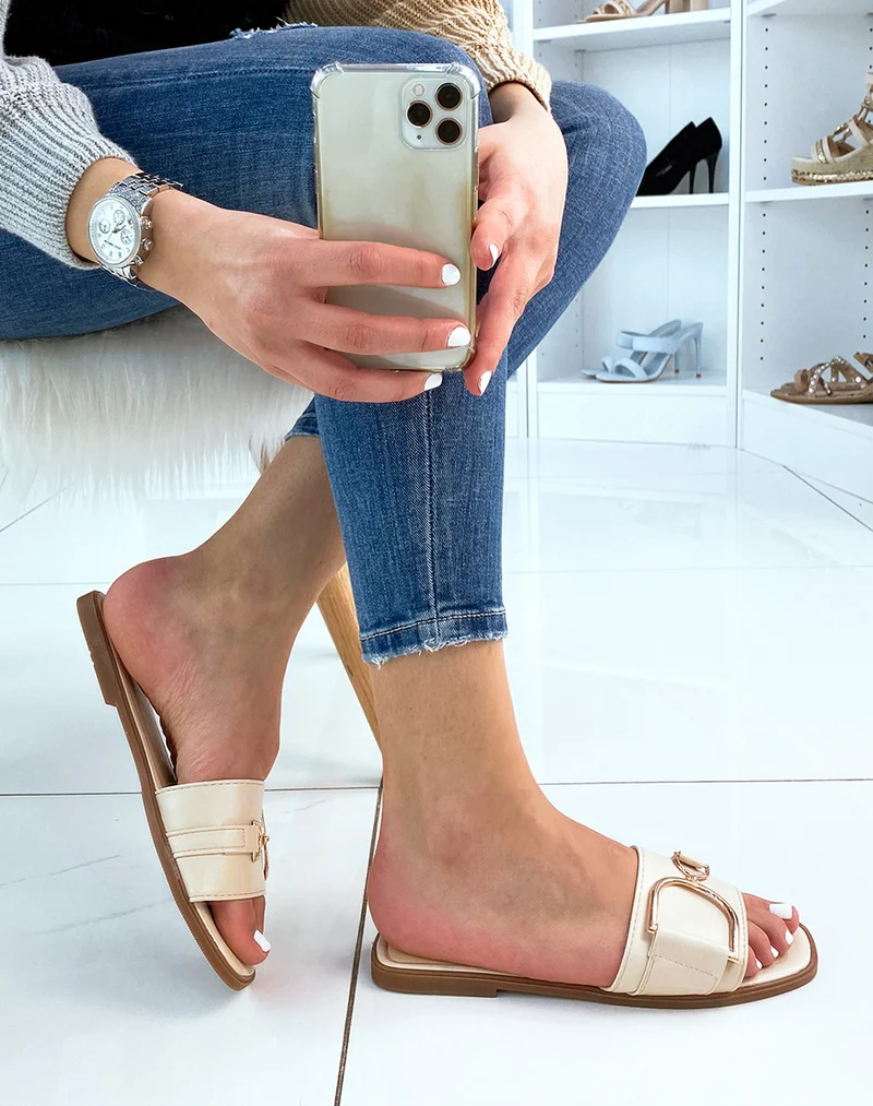 Mules beiges à détail doré